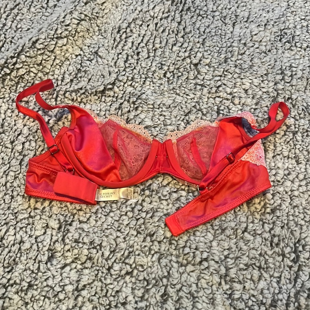 Victoria secret unlined Demi 34B Perfect for Valentines Day!  💌💌💌❤️🌹🌹🌹